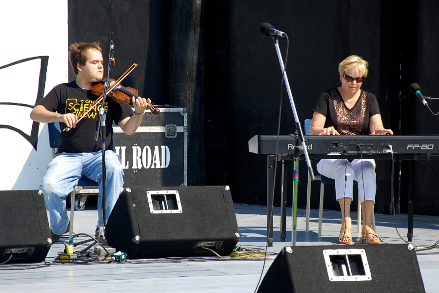 Donald Jones on fiddle accompanied by Betty Lou Beaton on keyboard