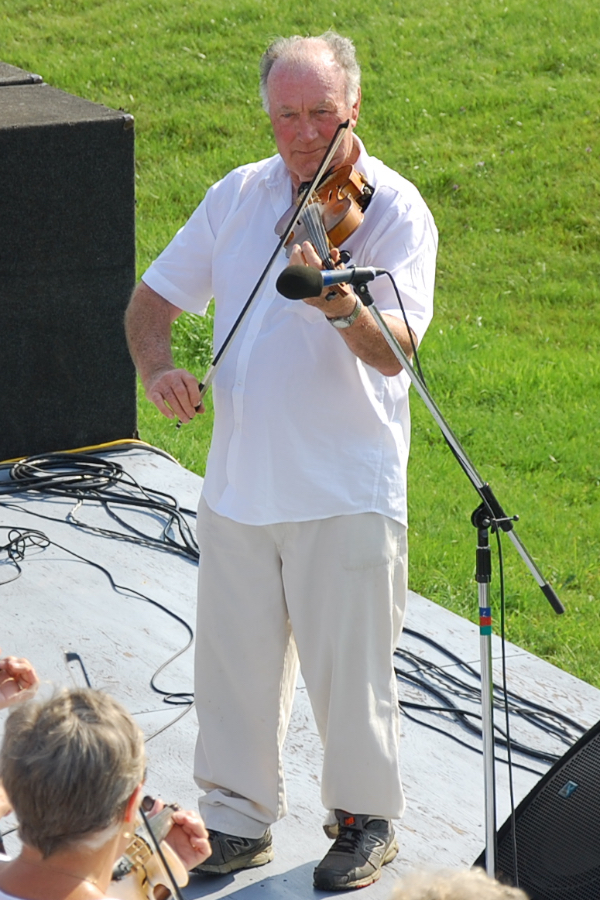 Eddie Rogers on fiddle and directing