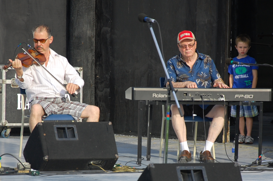 Larry Parks on fiddle accompanied by Doug MacPhee on keyboard