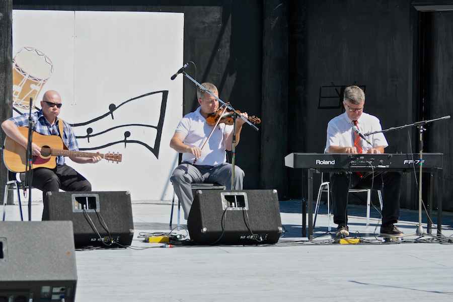 Rodney MacDonald on fiddle, accompanied by Lawrence Cameron on keyboard and Mike Barron on guitar