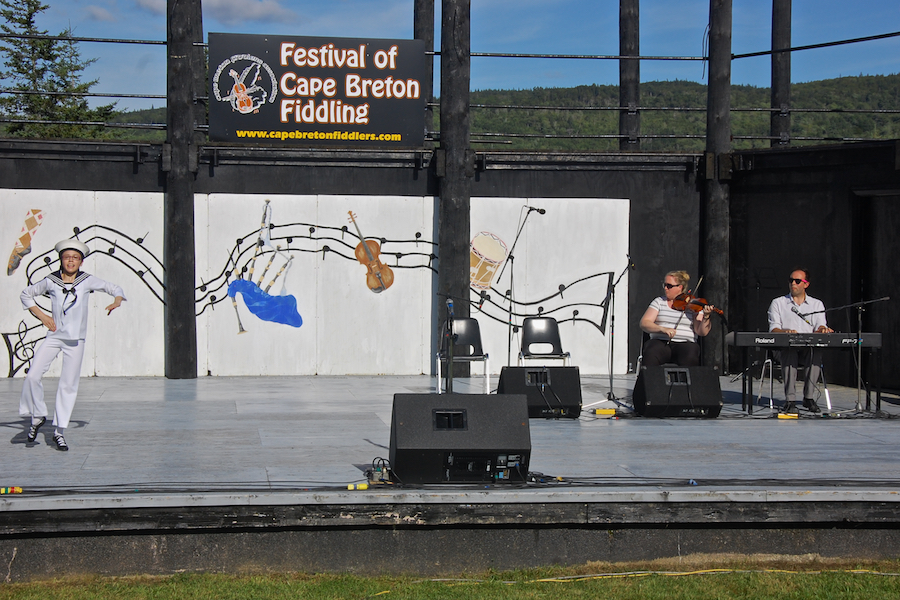 Drea Shepherd dancing The Sailor’s Hornpipe to the music of Dara Smith-MacDonald on fiddle and Kolten MacDonell on keyboard