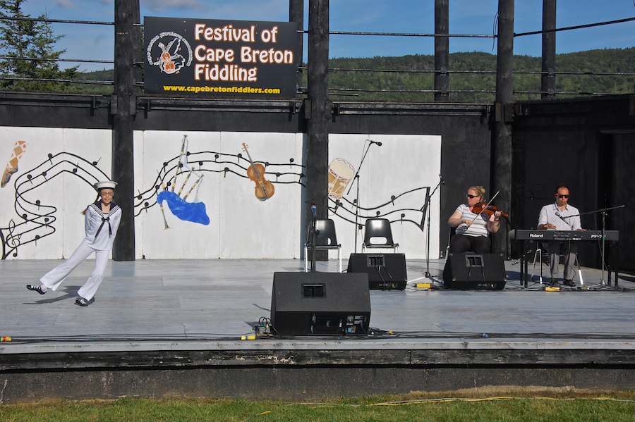 Drea Shepherd dancing The Sailor’s Hornpipe to the music of Dara Smith-MacDonald on fiddle and Kolten MacDonell on keyboard