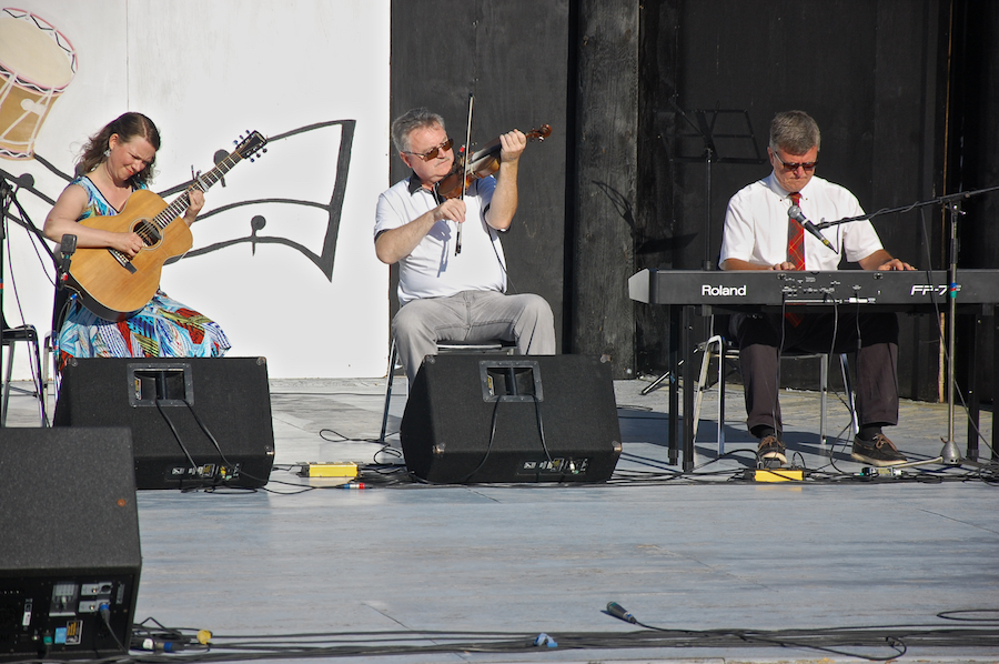 Howie MacDonald on fiddle, accompanied by Lawrence Cameron on keyboard and  Mary Beth Carty on guitar