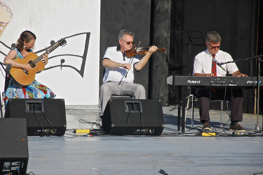 Howie MacDonald on fiddle, accompanied by Lawrence Cameron on keyboard and  Mary Beth Carty on guitar